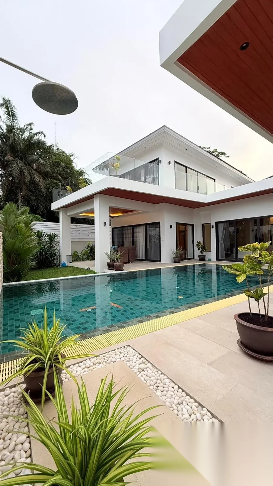 Вилла 4BR в комплексе Modern 4BR Private Pool Villa in Rawai · Раваи · Выход к бассейну — фото 2