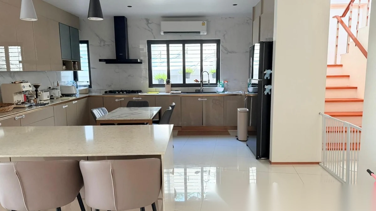 Вилла 4BR в комплексе Modern 4BR Private Pool Villa in Rawai · Раваи · Выход к бассейну — фото 8
