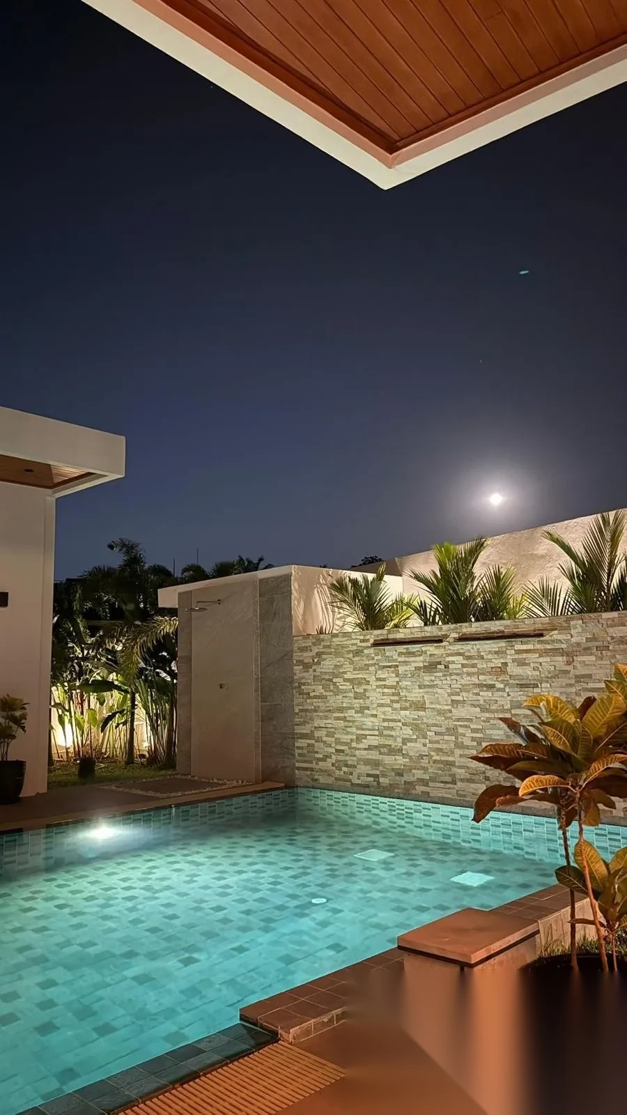 Вилла 4BR в комплексе Modern 4BR Private Pool Villa in Rawai · Раваи · Выход к бассейну — фото 12