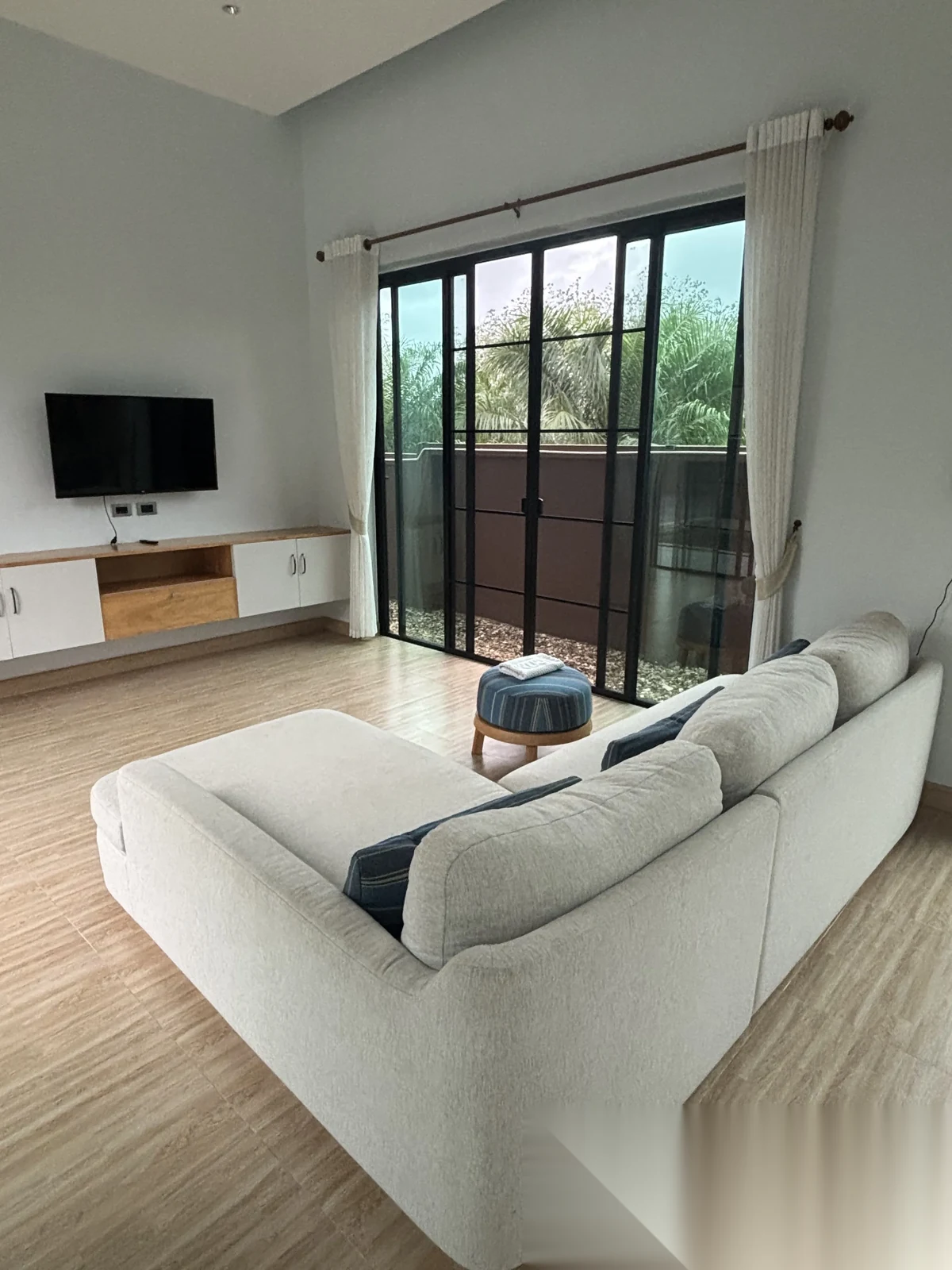 Вилла 2BR в комплексе Poom Villa · Теп Красаттри · Выход к бассейну — фото 8