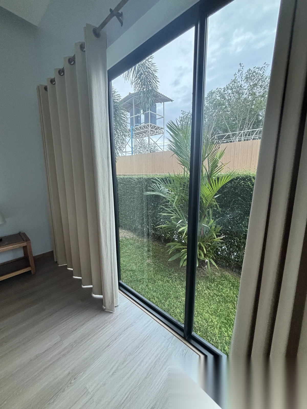 Вилла 2BR в комплексе Poom Villa · Теп Красаттри · Выход к бассейну — фото 10