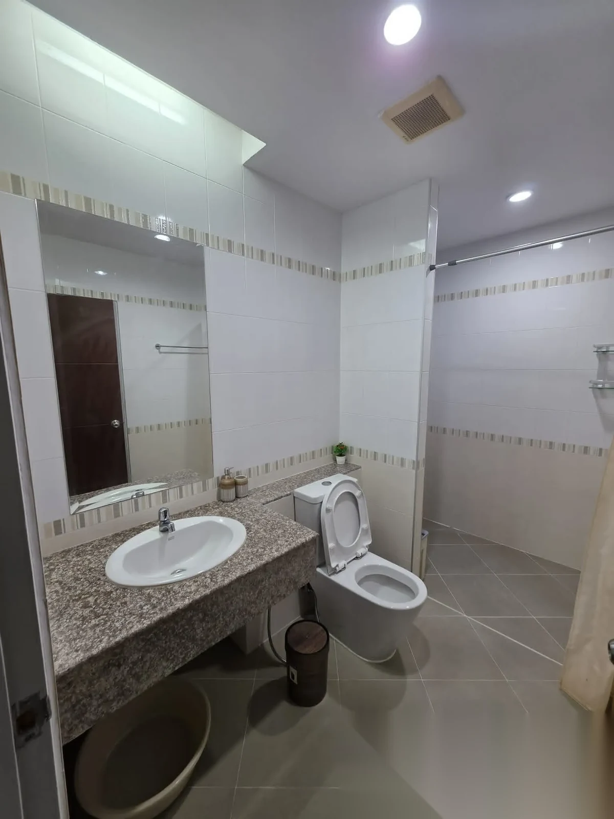 Апартаменты 1BR в ЖК The Green Places Condominium · Пхукет-таун · Вид в сад — фото 4