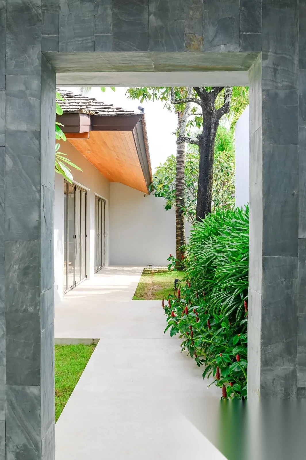 5 Bedroom Villa for rent at Anchan Hills complex · Si Sunthon · Pool View — photo 12
