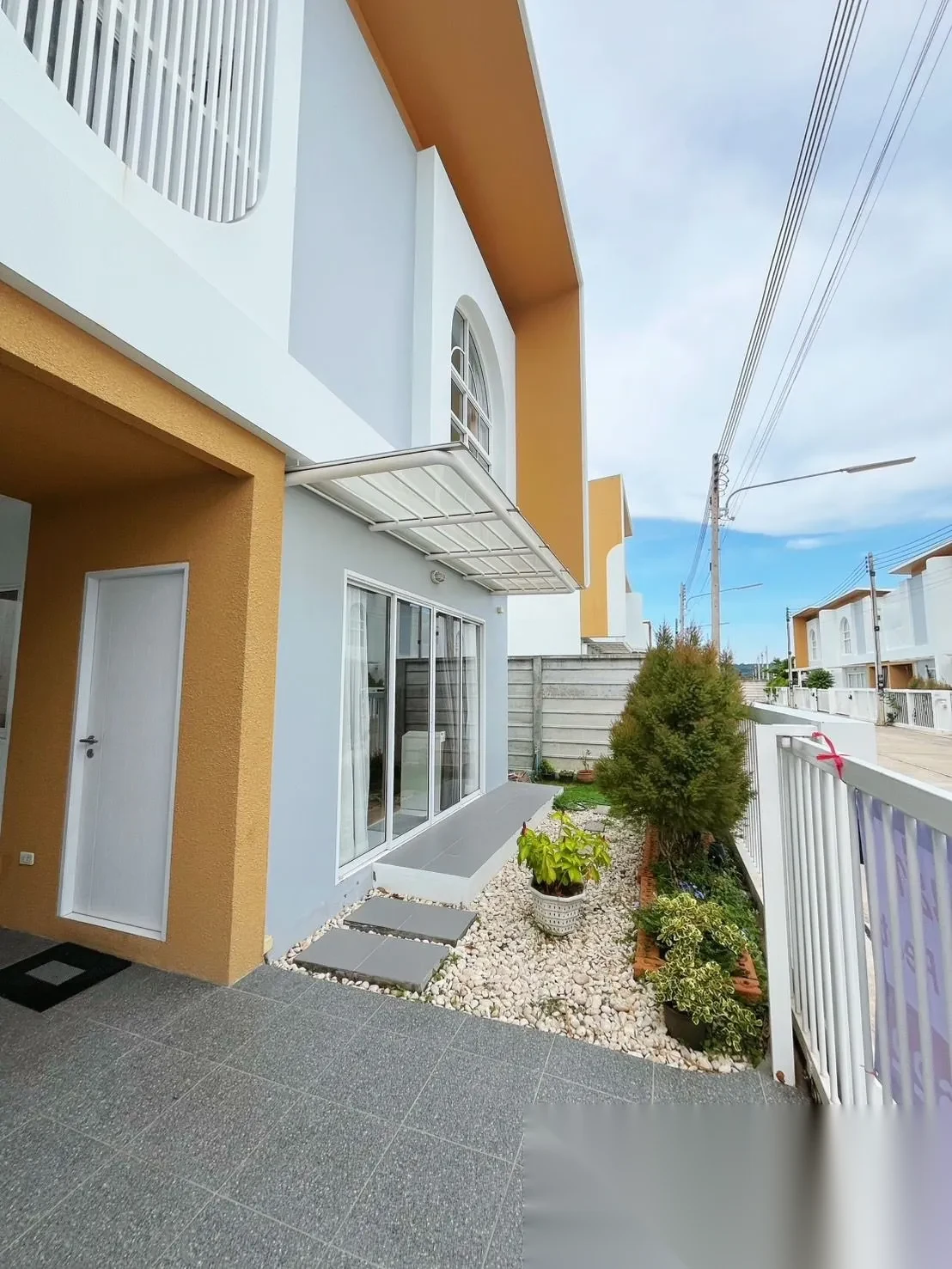 Таунхаус 3BR в комплексе Baan Sirarom Pa Khlok · Па Клок · Вид в сад — фото 4