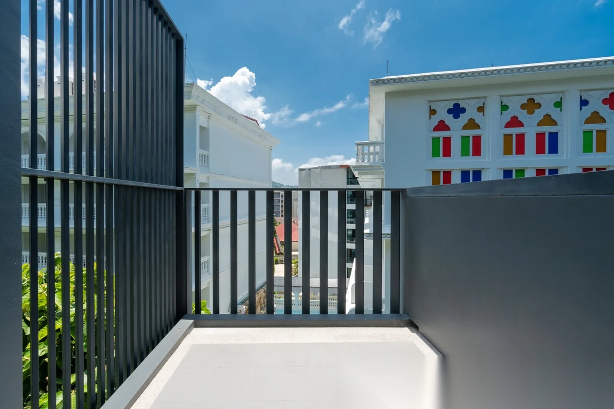 Апартаменты студия в ЖК The Deck Patong · Патонг · Выход к бассейну — фото 2
