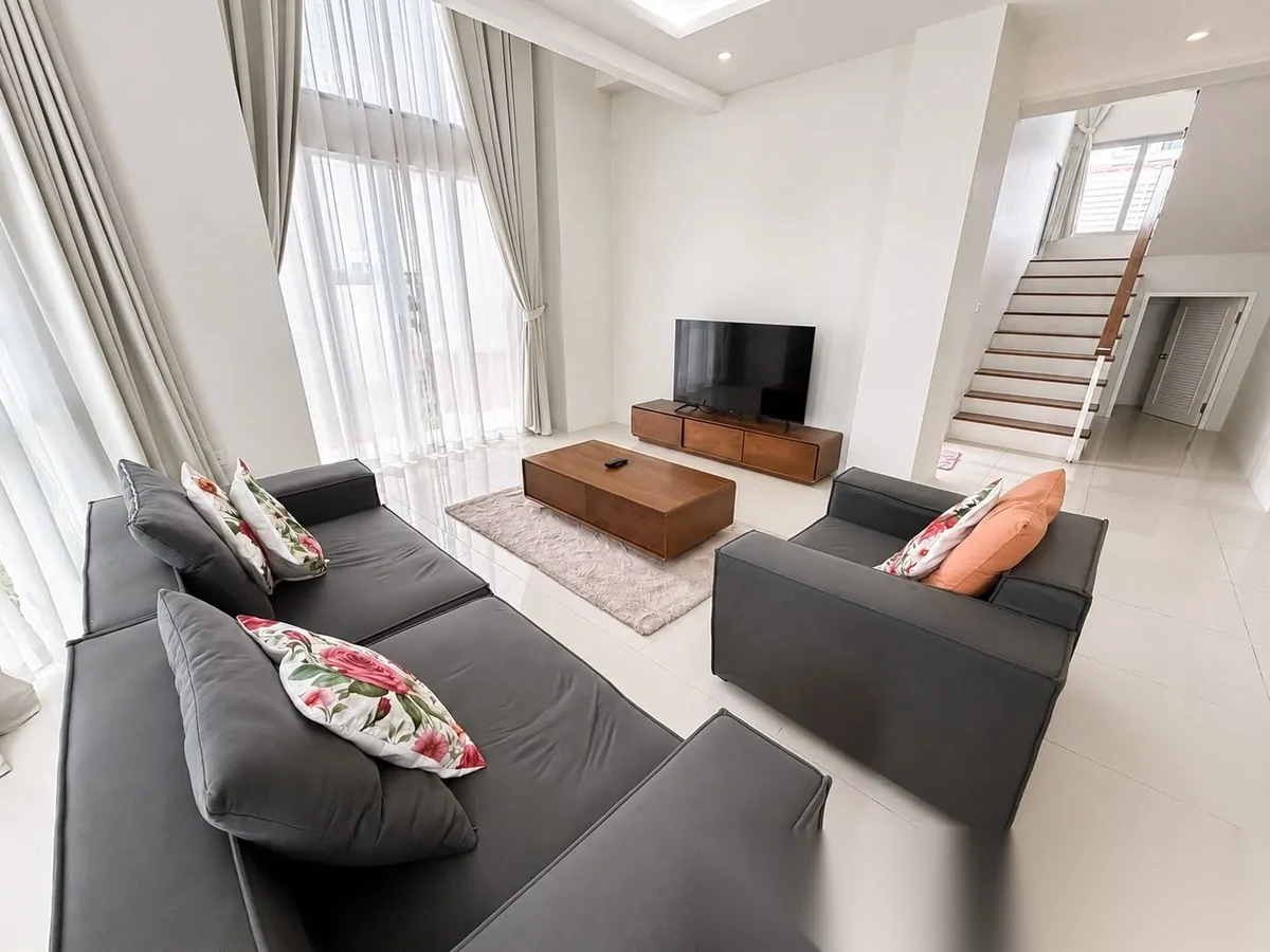 Дом 4BR в комплексе Supicha Sino Kohkaew 8 · Ко Каео · Вид в сад — фото 3