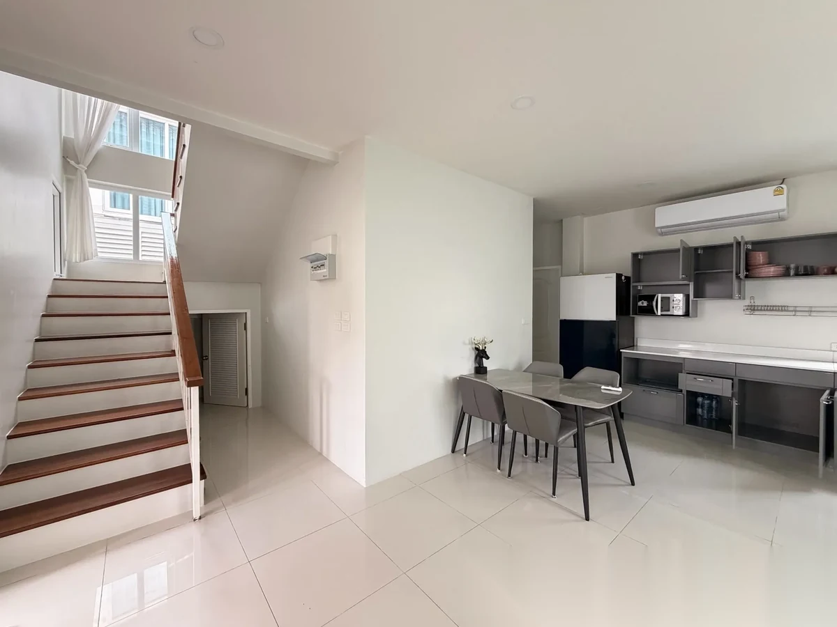 Дом 4BR в комплексе Supicha Sino Kohkaew 8 · Ко Каео · Вид в сад — фото 5