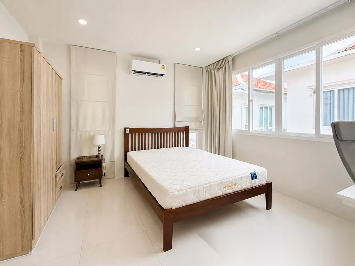 Дом 4BR в комплексе Supicha Sino Kohkaew 8 · Ко Каео · Вид в сад — фото 15