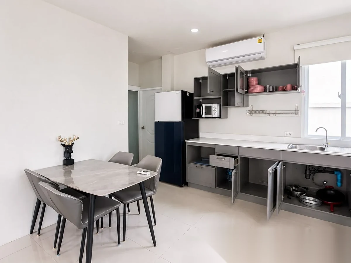 Дом 4BR в комплексе Supicha Sino Kohkaew 8 · Ко Каео · Вид в сад — фото 18