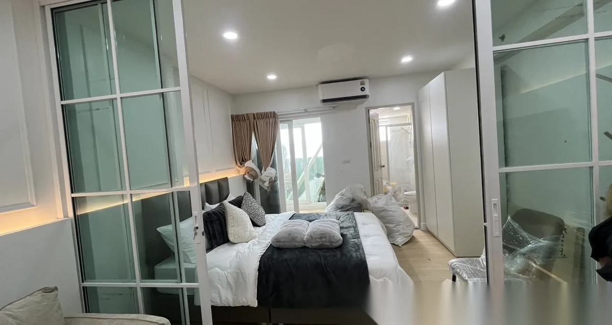 Апартаменты студия в ЖК Supalai Park Phuket City · Пхукет-таун · Выход к бассейну — фото 2