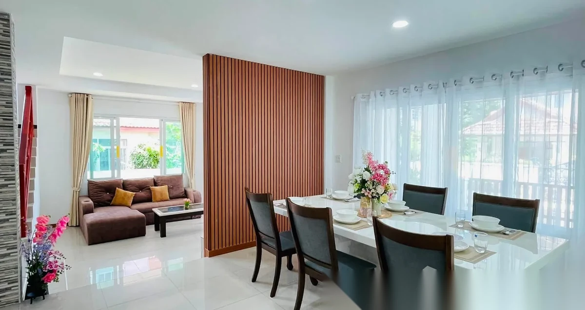Дом 4BR в комплексе Phanason Park Ville · Кату · Вид в сад