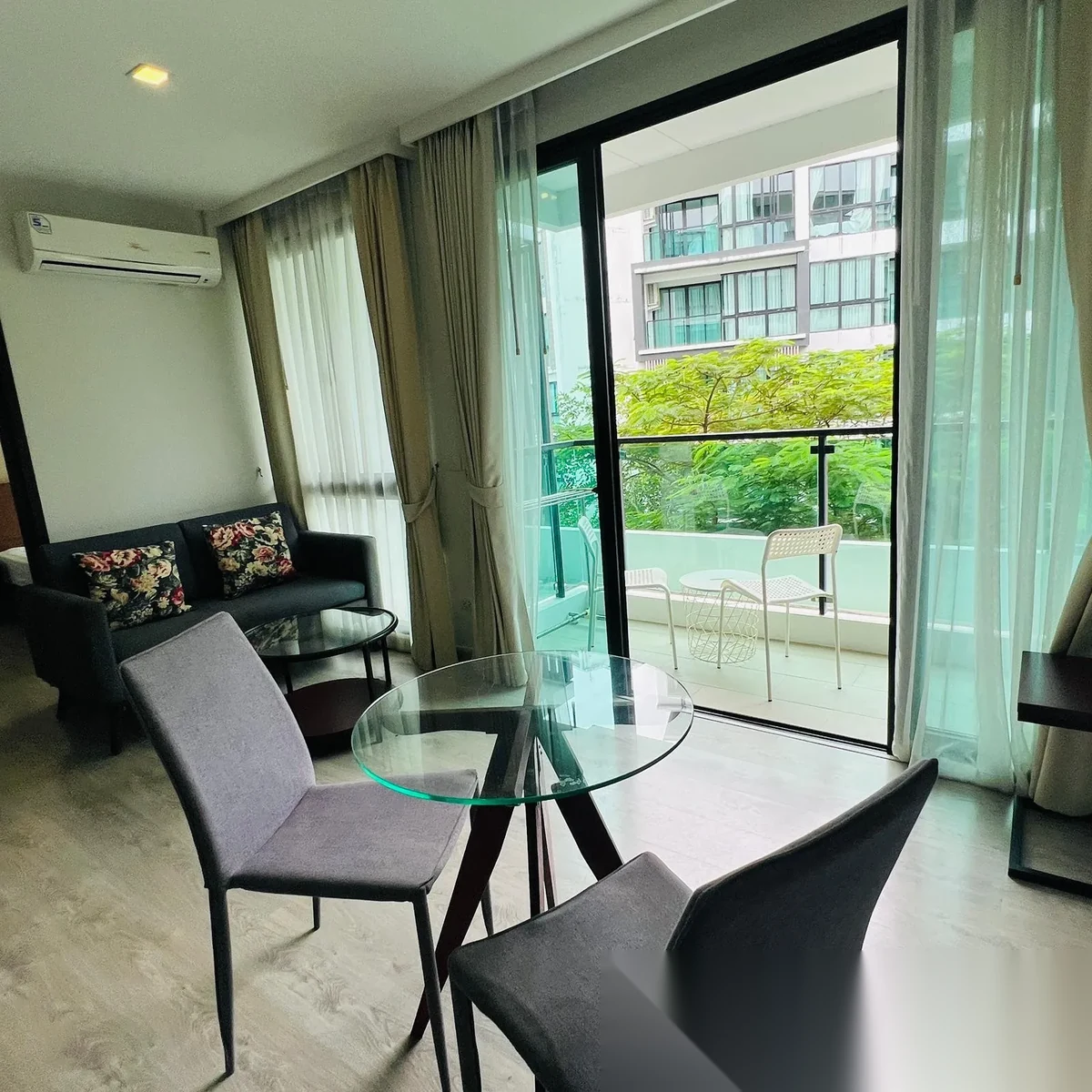 Апартаменты 1BR в ЖК Royal Lee The Terminal Phuket · Саку · Выход к бассейну — фото 3