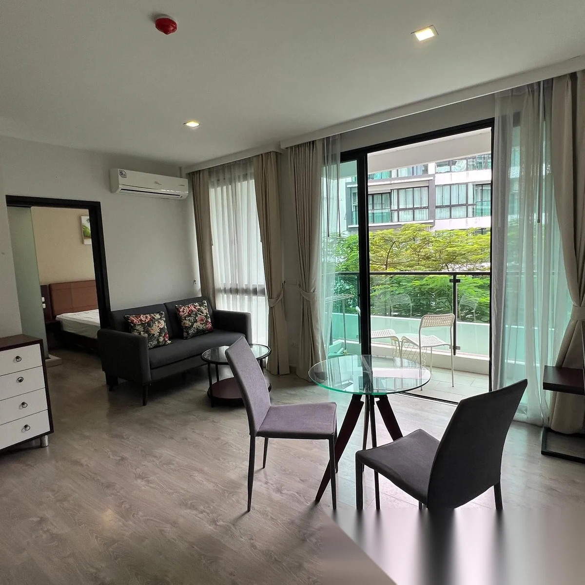 Апартаменты 1BR в ЖК Royal Lee The Terminal Phuket · Саку · Выход к бассейну — фото 4