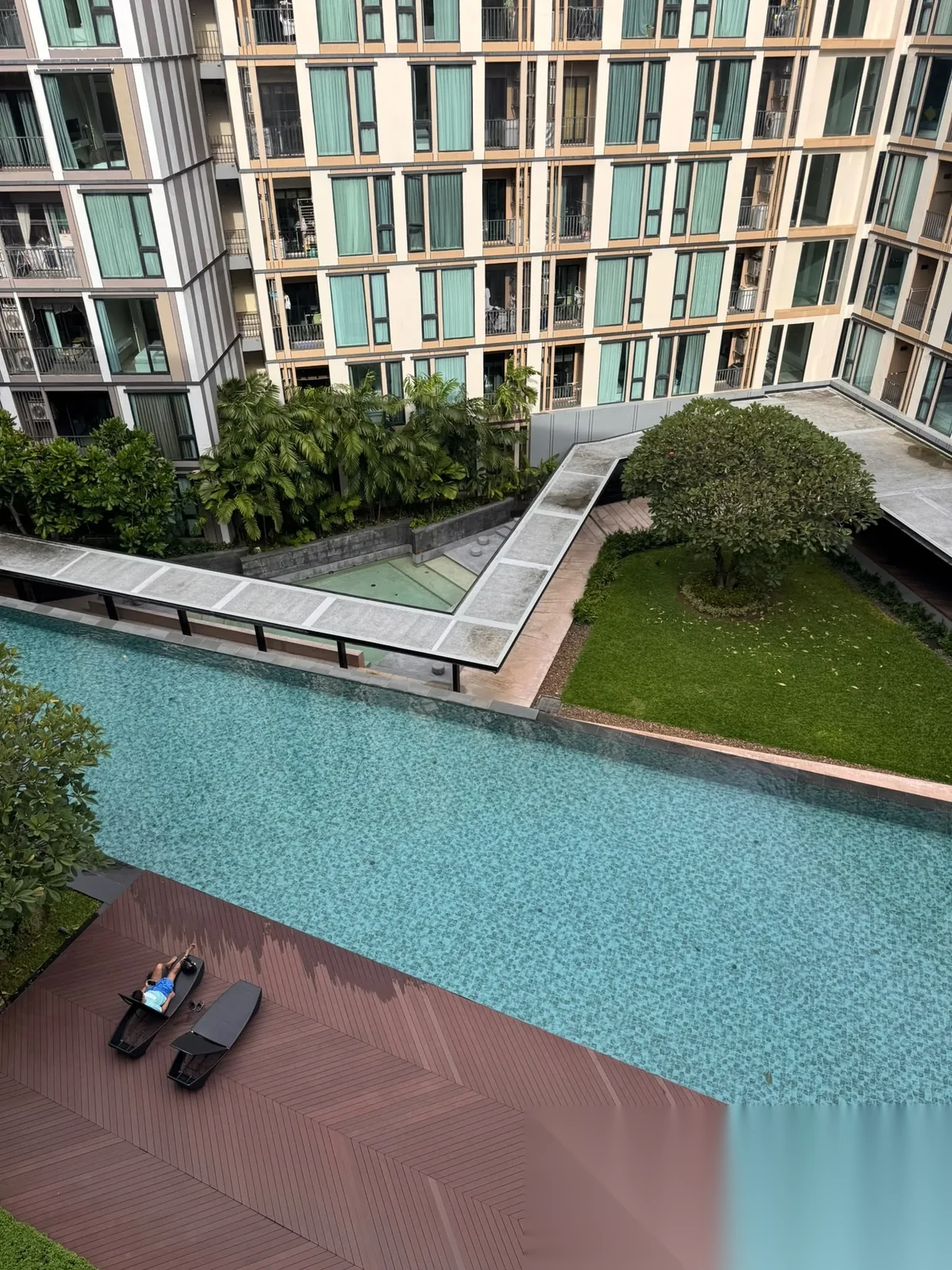 Апартаменты 1BR в ЖК The Base Uptown · Пхукет-таун · Вид на бассейн — фото 10