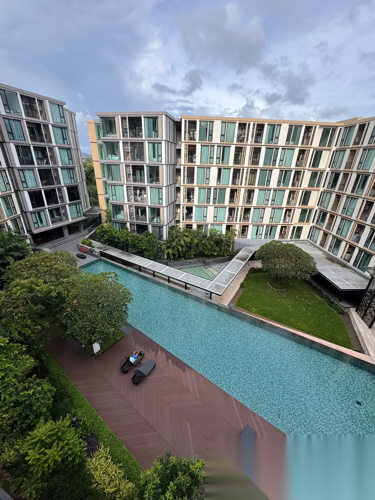 Апартаменты 1BR в ЖК The Base Uptown · Пхукет-таун · Вид на бассейн — фото 11