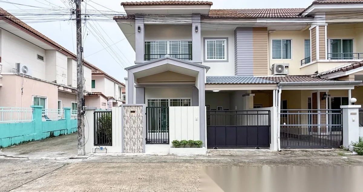 3 Bedroom Townhouse for sale at Phanason Residence (Makro) complex · Wichit