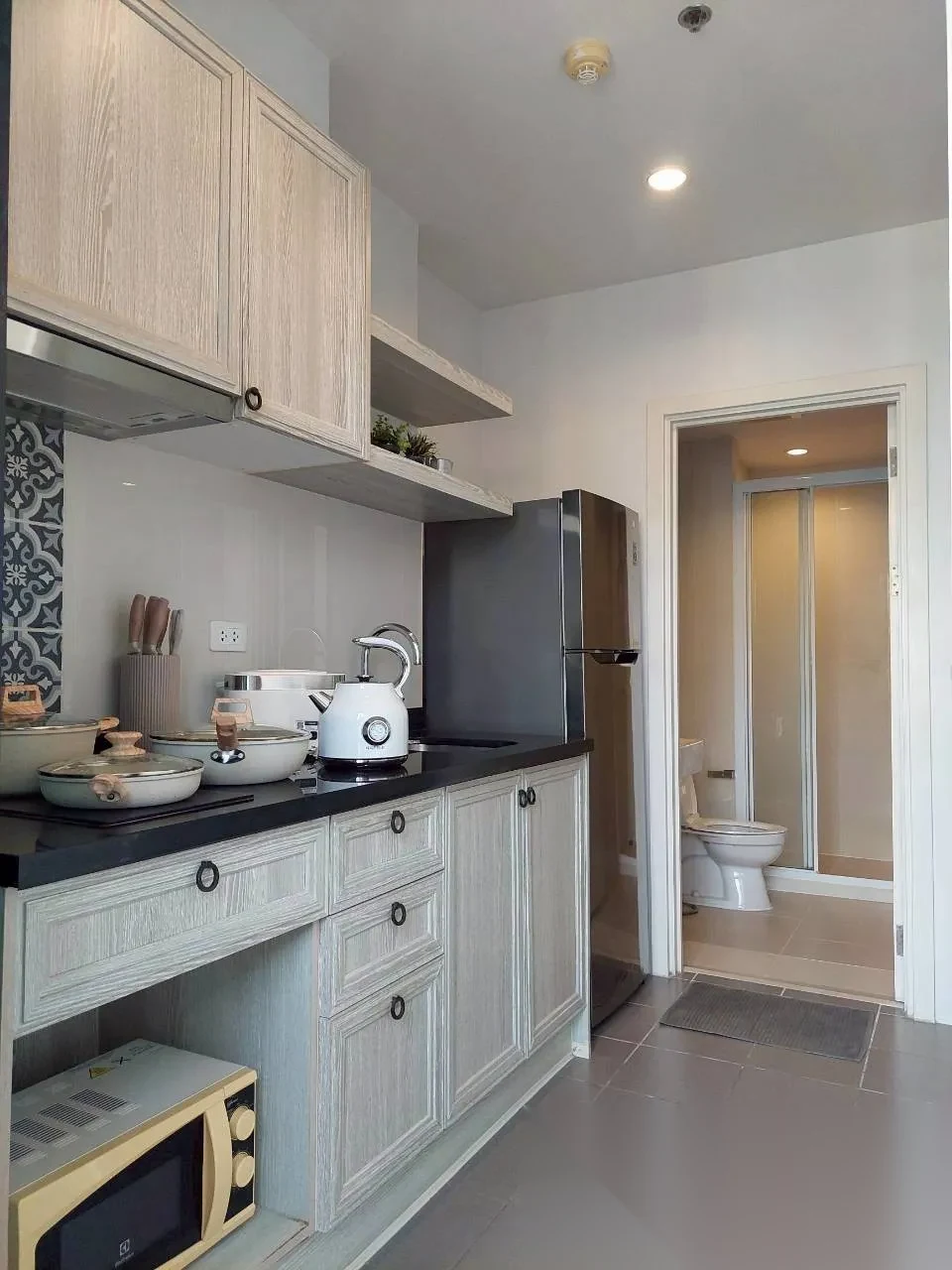 Апартаменты 1BR в ЖК The Base Height · Пхукет-таун · Вид на бассейн — фото 6
