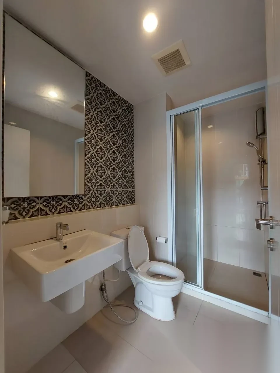Апартаменты 1BR в ЖК The Base Height · Пхукет-таун · Вид на бассейн — фото 7
