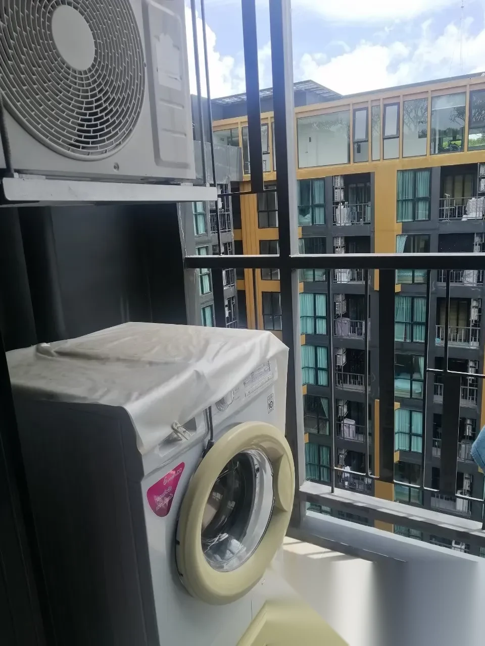 Апартаменты 1BR в ЖК The Base Height · Пхукет-таун · Вид на бассейн — фото 8