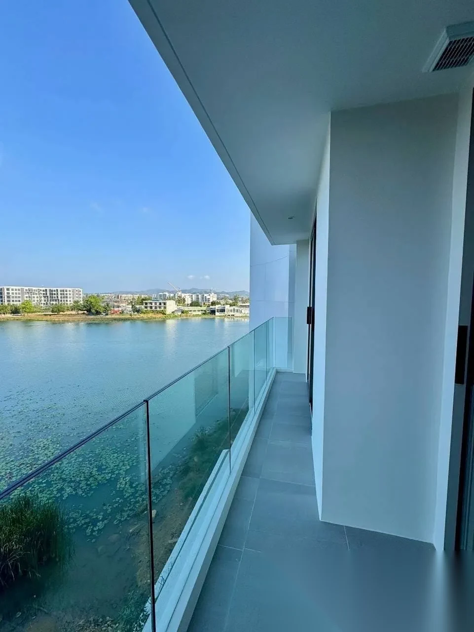 1 Bedroom Apartment for rent at The Aqua complex · Choeng Thale · Lake View — photo 2
