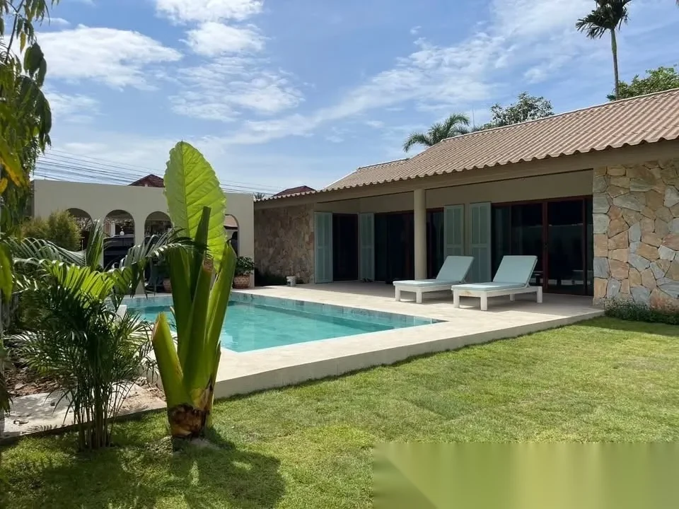 Вилла 4BR в комплексе Stylish Resort-Style Villa for Long-Term Rent in Chalong, · Чалонг · Вид на бассейн — фото 2