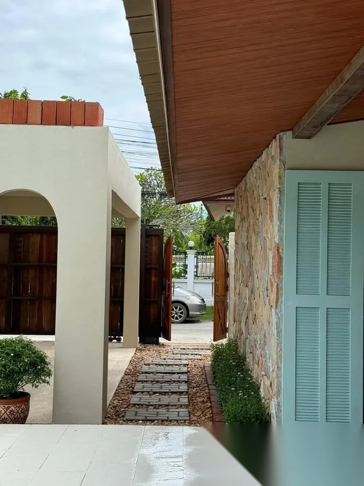 Вилла 4BR в комплексе Stylish Resort-Style Villa for Long-Term Rent in Chalong, · Чалонг · Вид на бассейн — фото 4