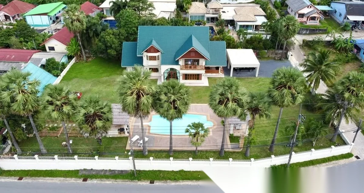 7 Bedroom Villa for sale · Pool View