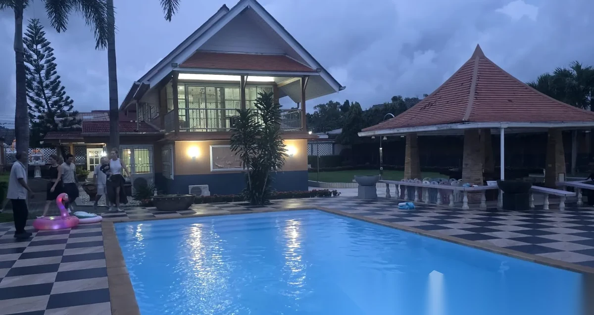 Дом 3BR в комплексе Big single house shared pool near BCIS · Чалонг · Выход к бассейну