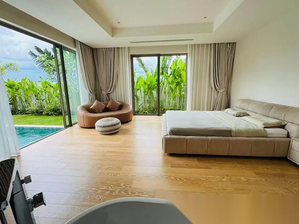 Вилла 4BR в комплексе Trichada Breeze · Чернг Тале / Bang Tao · Вид на бассейн — фото 4