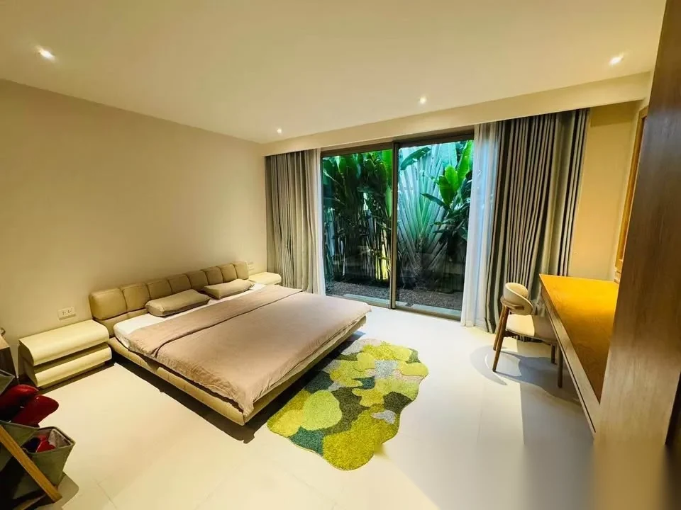 Вилла 4BR в комплексе Trichada Breeze · Чернг Тале / Bang Tao · Вид на бассейн — фото 5