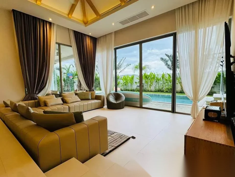 Вилла 4BR в комплексе Trichada Breeze · Чернг Тале / Bang Tao · Вид на бассейн — фото 8