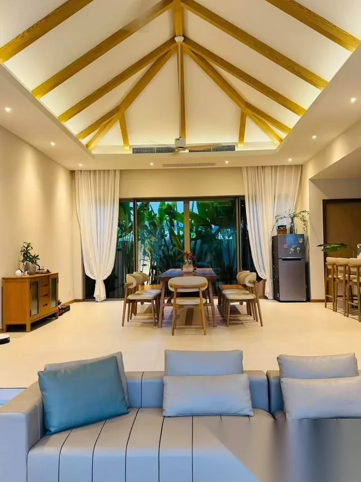 Вилла 4BR в комплексе Trichada Breeze · Чернг Тале / Bang Tao · Вид на бассейн — фото 9