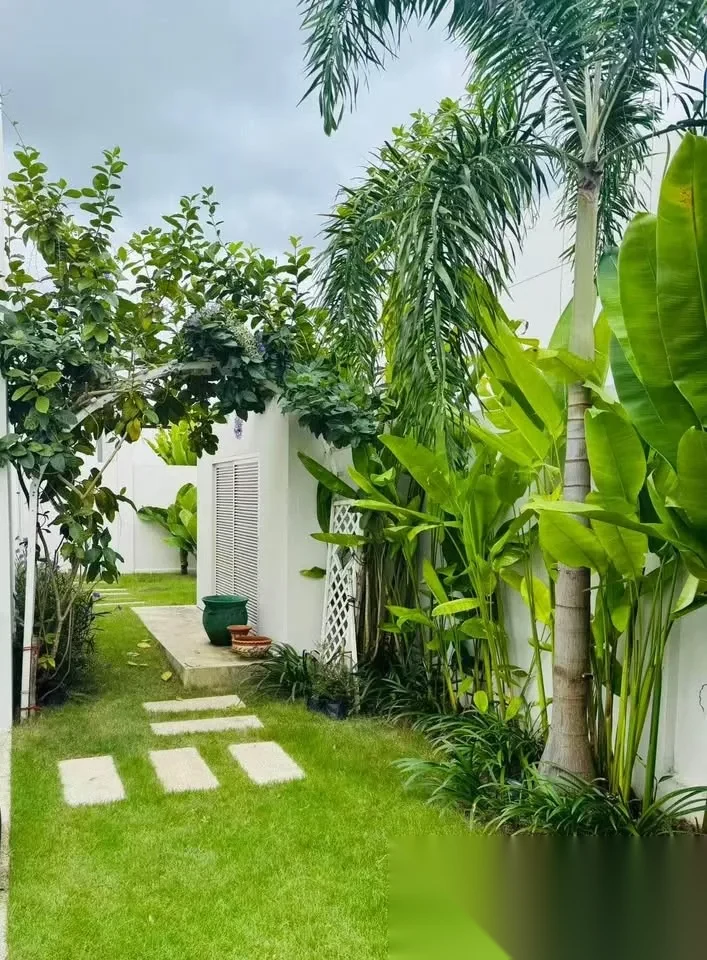 Вилла 4BR в комплексе Trichada Breeze · Чернг Тале / Bang Tao · Вид на бассейн — фото 10