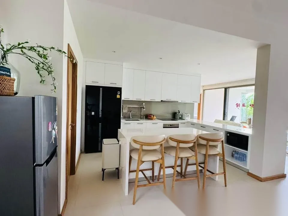 Вилла 4BR в комплексе Trichada Breeze · Чернг Тале / Bang Tao · Вид на бассейн — фото 12