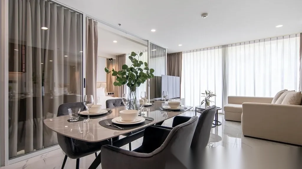 Апартаменты 2BR в ЖК Andaman Riviera · Чернг Тале / Bang Tao · Вид на бассейн — фото 2
