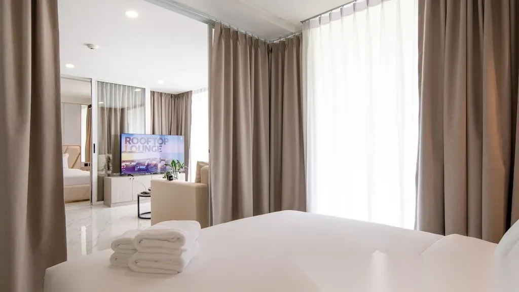 Апартаменты 2BR в ЖК Andaman Riviera · Чернг Тале / Bang Tao · Вид на бассейн — фото 11