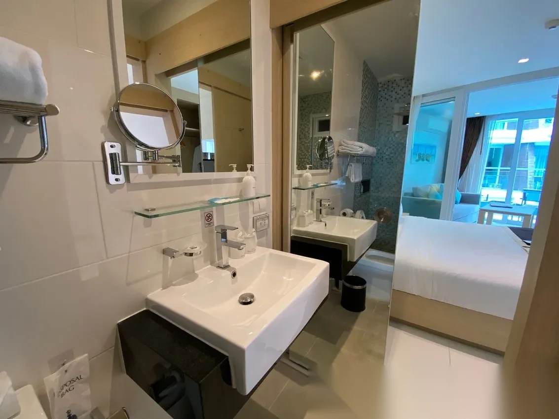 Апартаменты 1BR в ЖК The Beachfront · Раваи · Частичный вид на море — фото 9