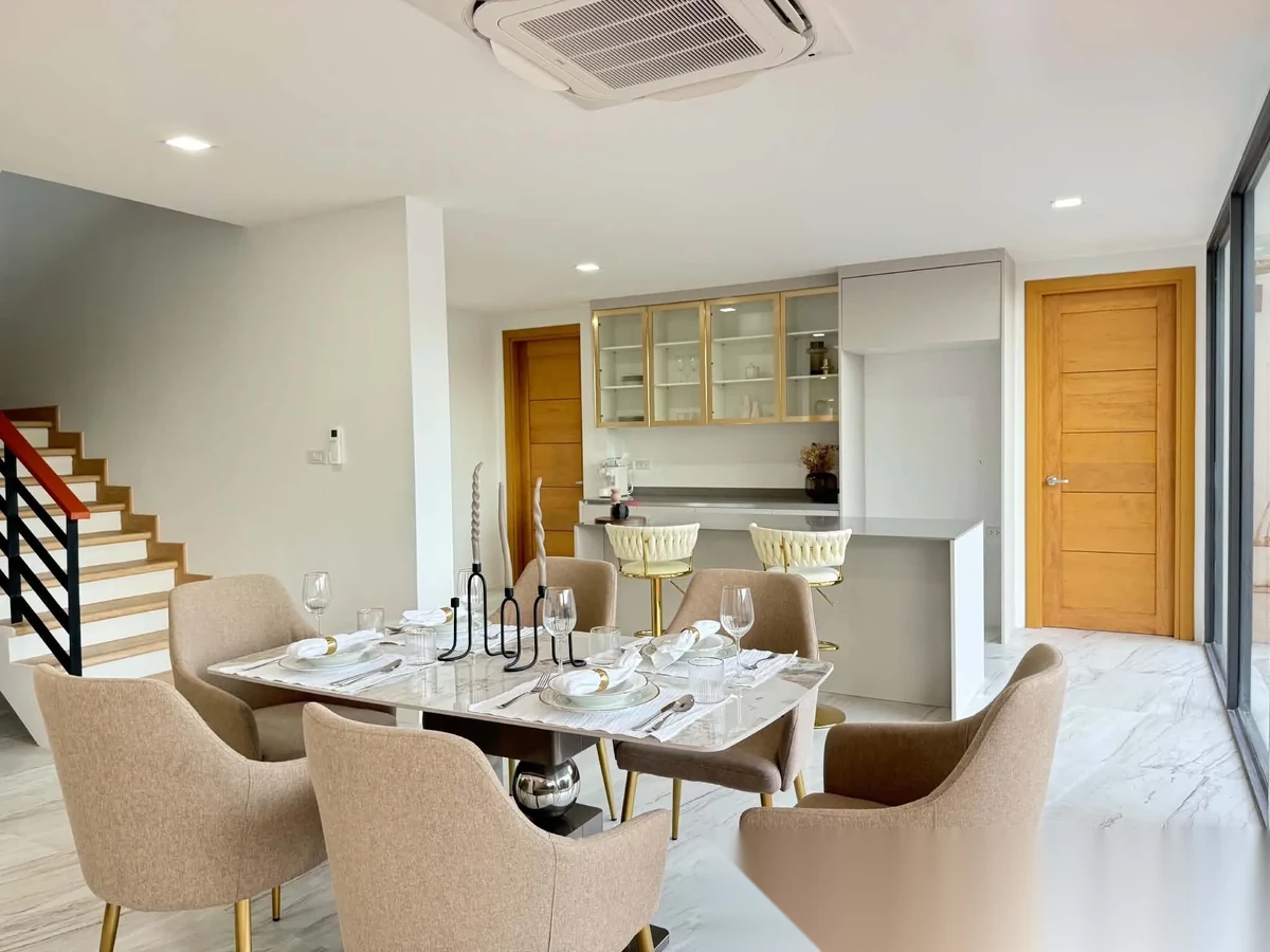 Вилла 5BR в комплексе Phuket City Home · Пхукет-таун · Вид на бассейн — фото 3