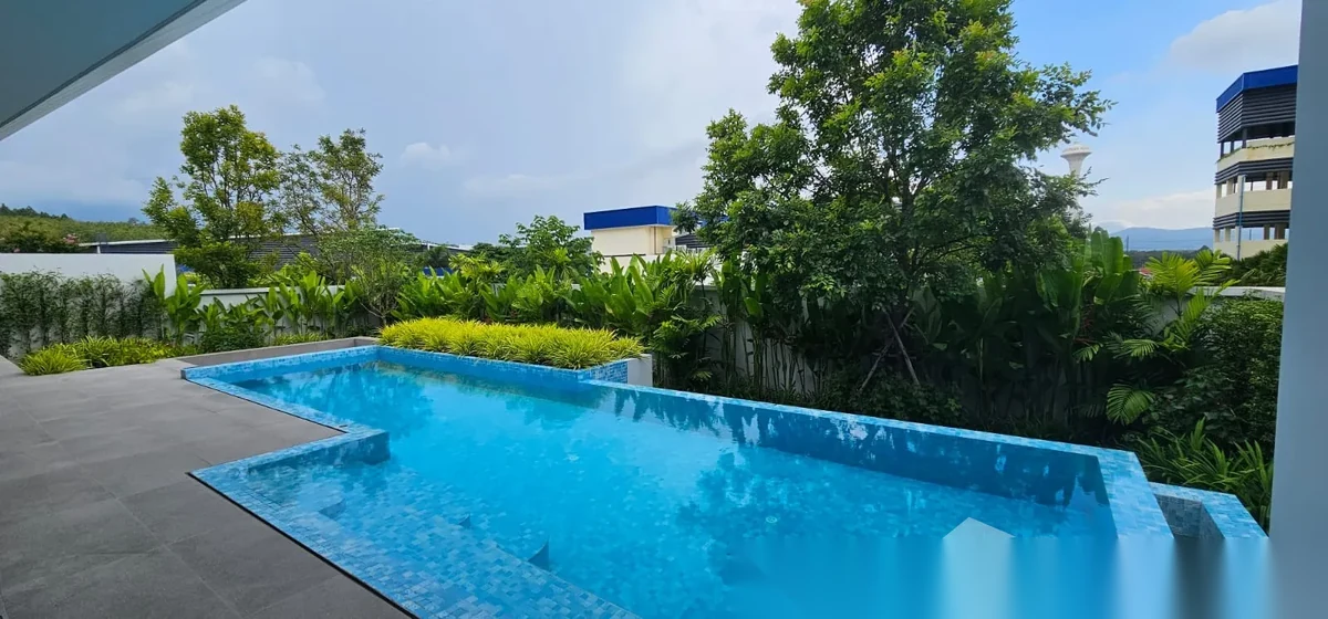 4 Bedroom Villa for rent at Clover Residence complex · Si Sunthon · Pool View — photo 12