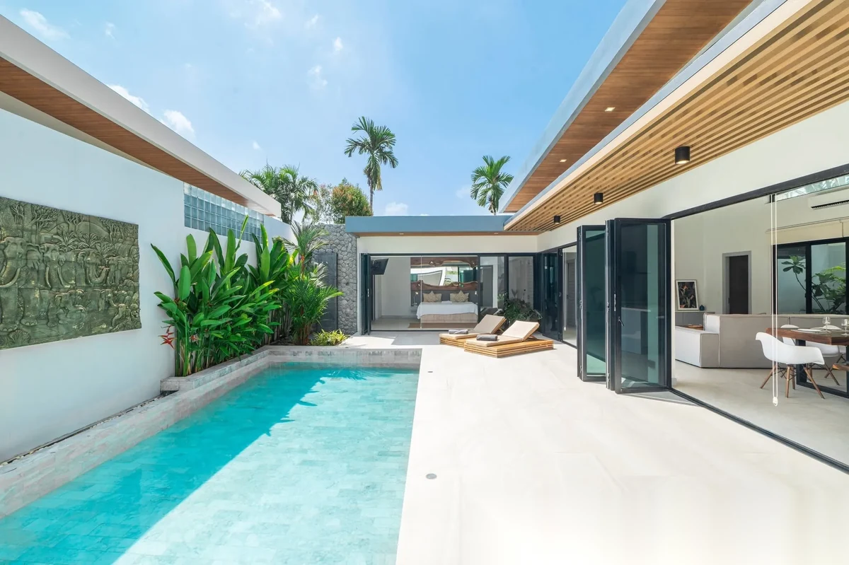 Вилла 4BR в комплексе Layan Lucky Villas-Phase I · Теп Красаттри · Вид на бассейн — фото 2