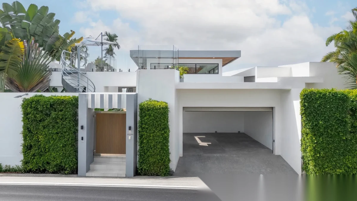 Вилла 4BR в комплексе Layan Lucky Villas-Phase I · Теп Красаттри · Вид на бассейн — фото 3