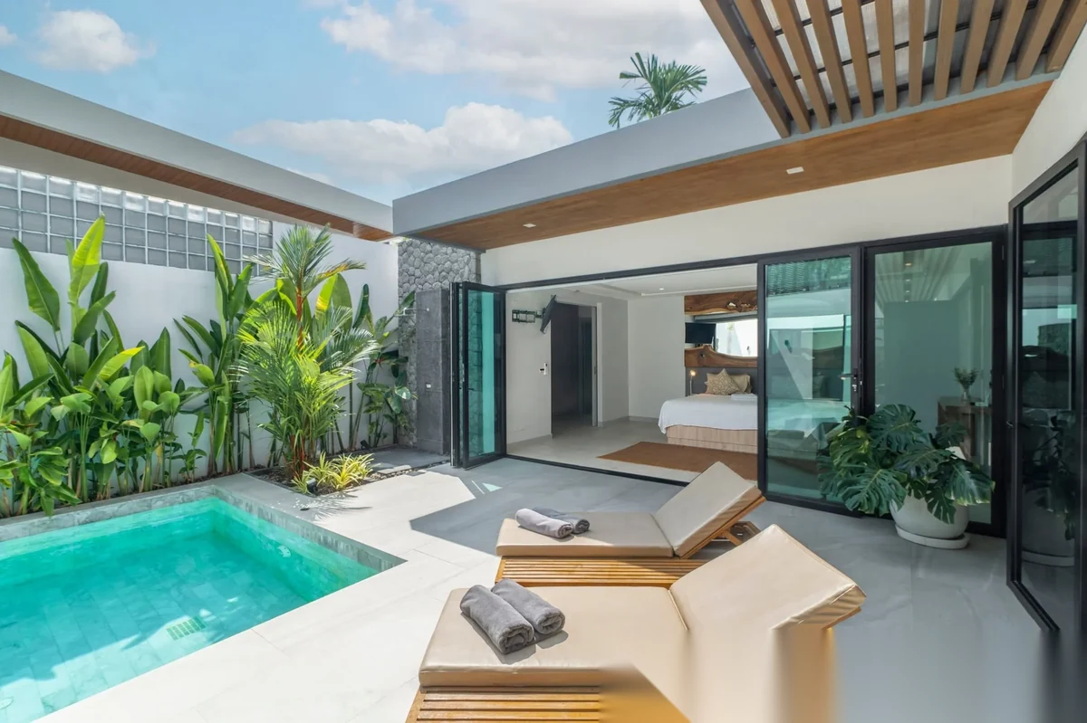 Вилла 4BR в комплексе Layan Lucky Villas-Phase I · Теп Красаттри · Вид на бассейн — фото 9