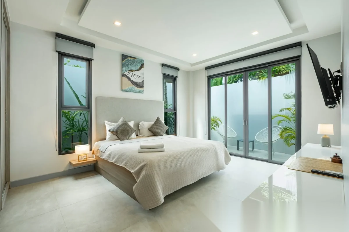 Вилла 4BR в комплексе Layan Lucky Villas-Phase I · Теп Красаттри · Вид на бассейн — фото 10