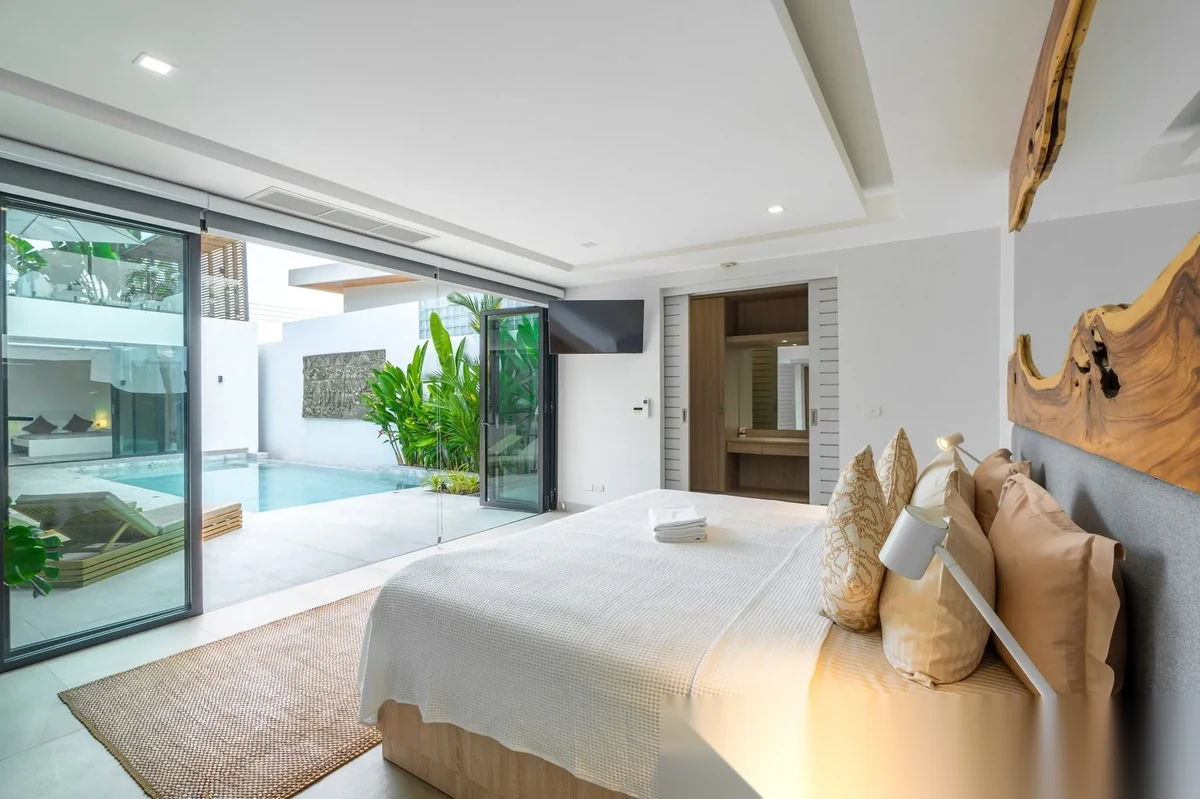 Вилла 4BR в комплексе Layan Lucky Villas-Phase I · Теп Красаттри · Вид на бассейн — фото 12