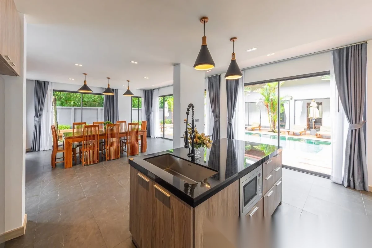 4 Bedroom Villa for sale · Pool Access — photo 9