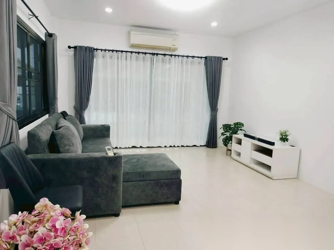 3 Bedroom House for rent at Wong Chalerm Garden Vill Village complex · Thep Krasattri · Garden View — photo 2