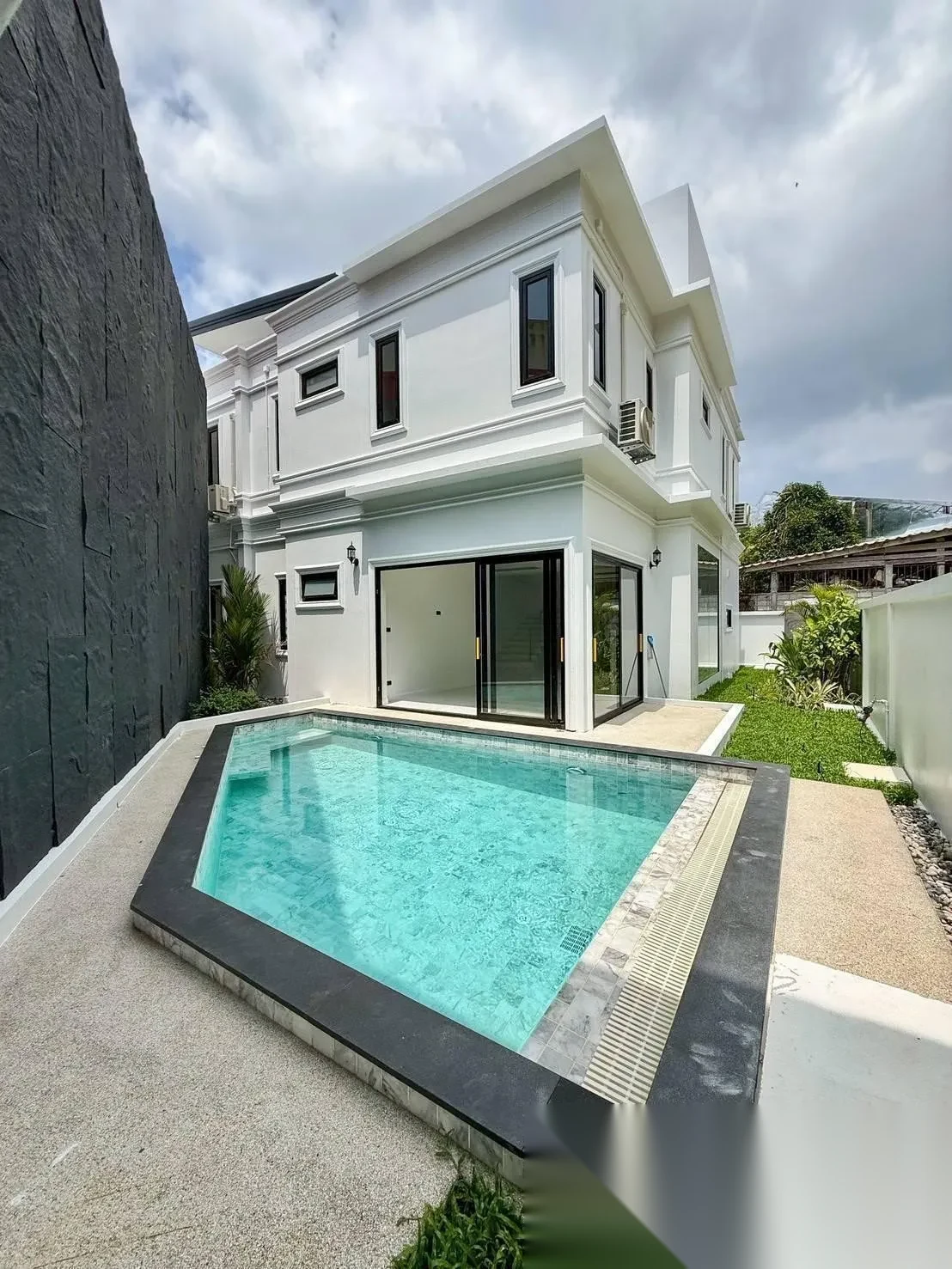 4 Bedroom Villa for sale · Pool View — photo 2