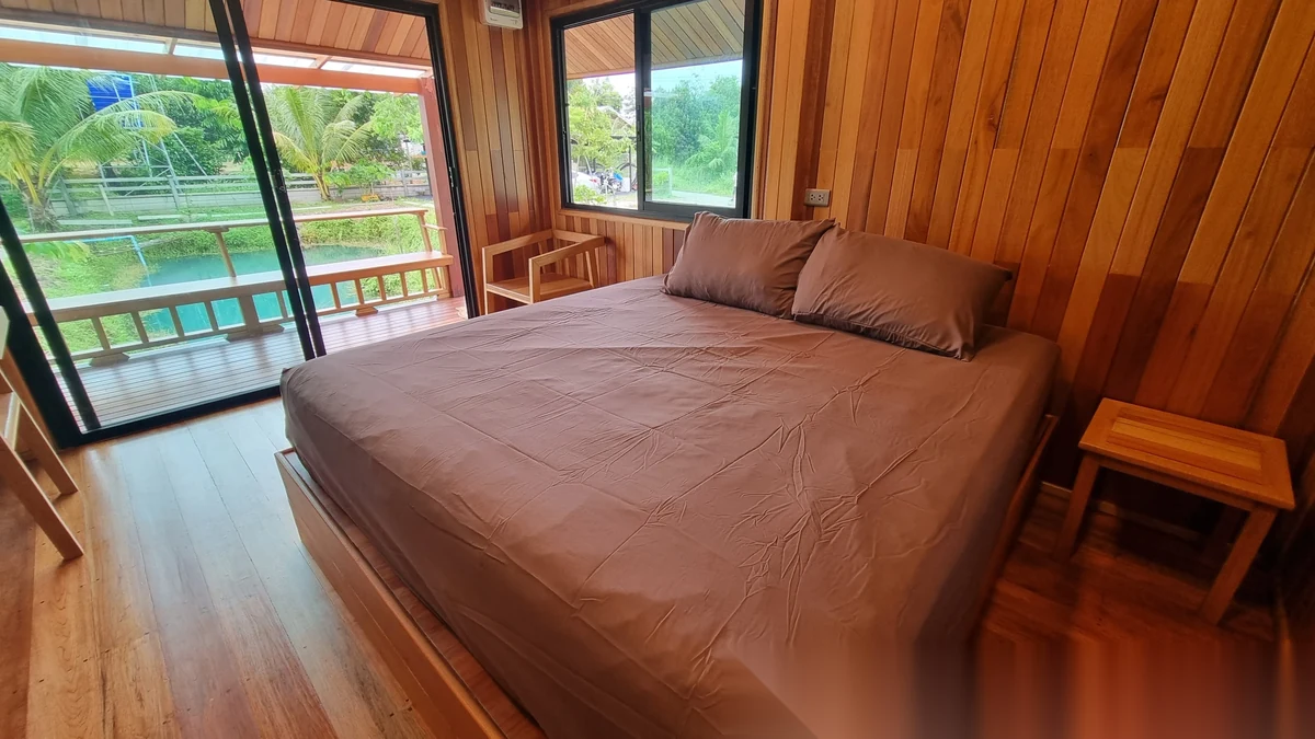 Дом 1BR в комплексе Bann Mooddokkaw Modern Tropical Timber Cabin by the Water · Саку — фото 3