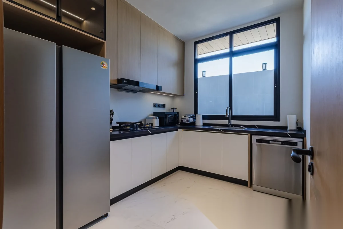 4 Bedroom Villa for rent · Si Sunthon · Pool View — photo 8