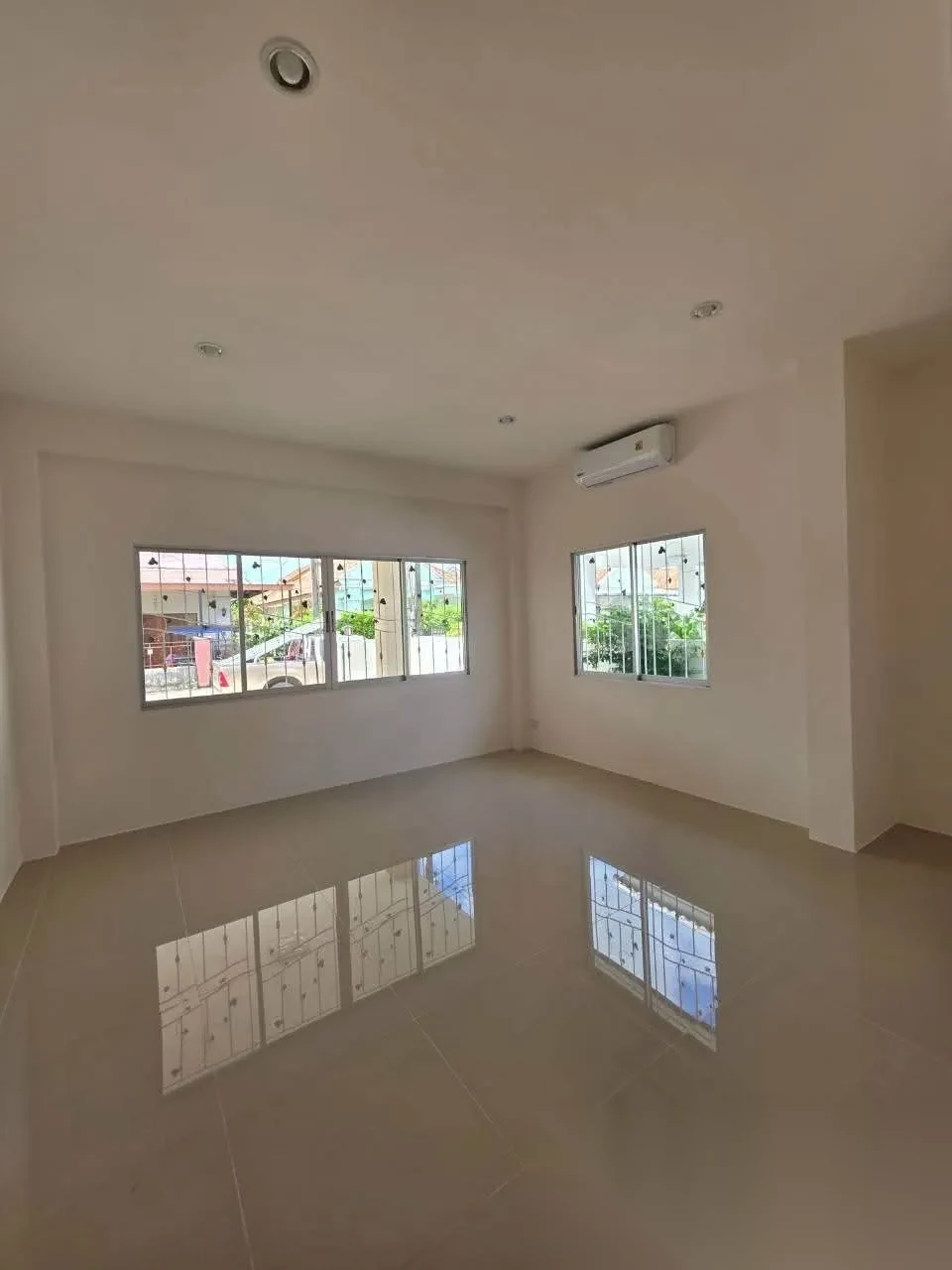 3 Bedroom House for sale at Phanason Park Ville 3 (Baan Lipon) complex · Si Sunthon · Garden View — photo 3